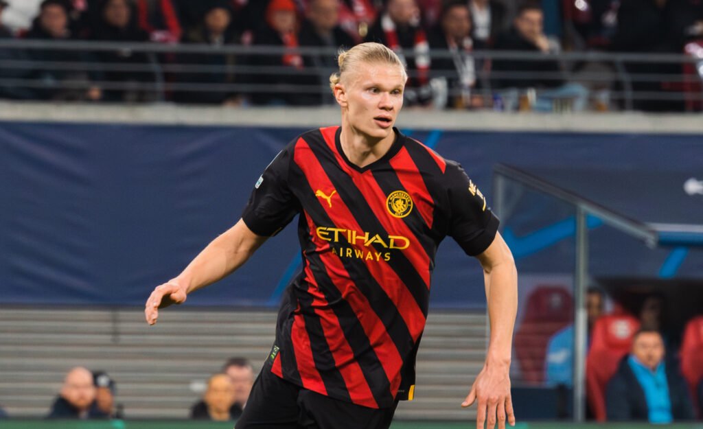 Erling Haaland Defende Menino Brasileiro Intimidado por Usar Cabelo Longo Igual ao Dele em Vídeo Que Viralizou Novamente